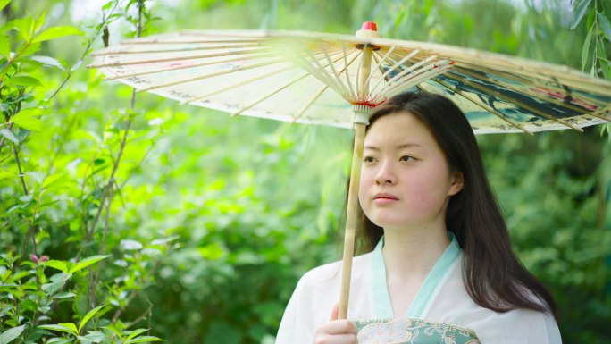 古风女子油纸伞走路