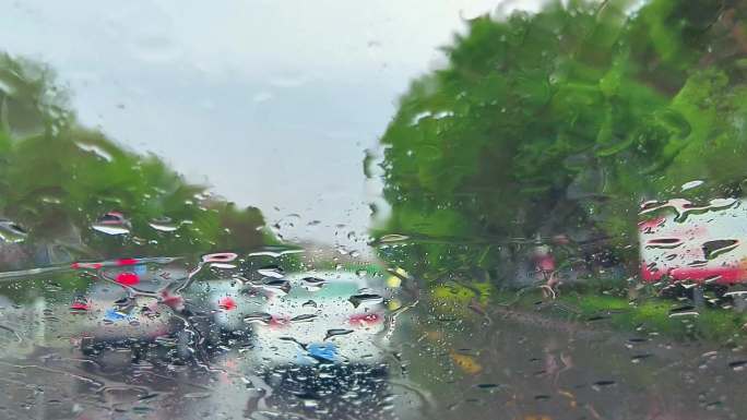 下雨天气街道行车车流和街景