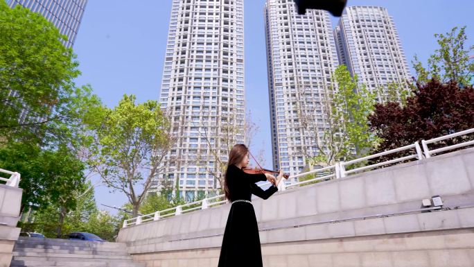 小提琴家天津海河边拉小提琴8高级感镜头