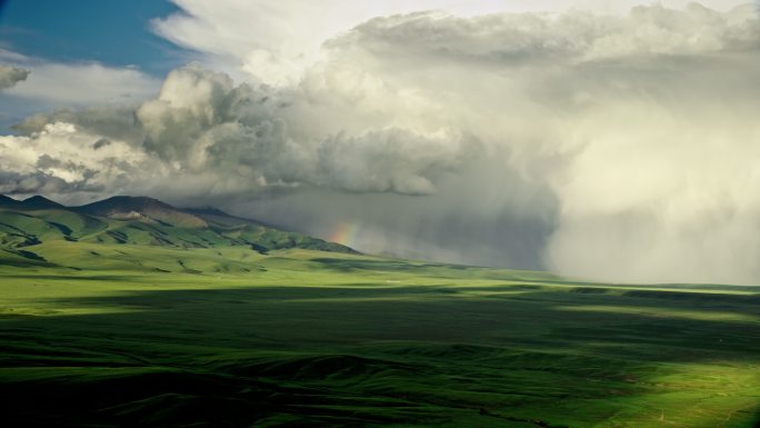 直升机航拍新疆巴音布鲁克草原雷暴下雨