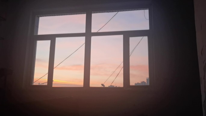 从窗户看旁晚粉红色日落