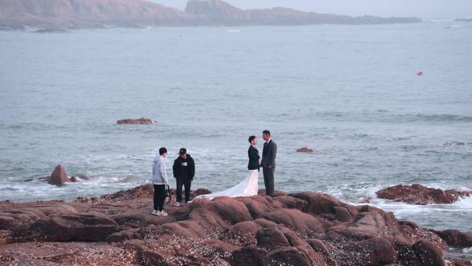 青岛市海滩婚纱摄影游客拍照
