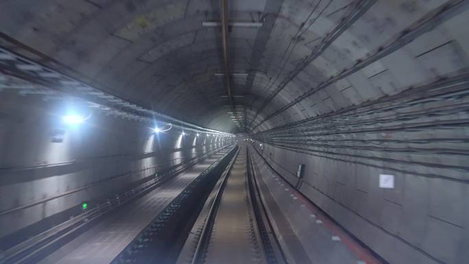 苏州工业园区地铁5号线行驶在隧道中