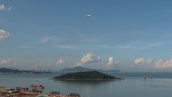 飞机在珠江口海上拐弯准备降落机场