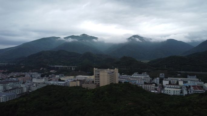 广东东莞：暴雨过后银瓶山森林公园云雾缭绕