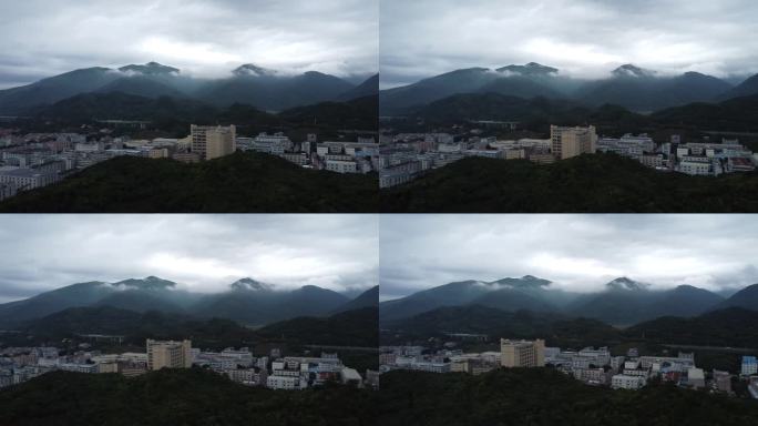 广东东莞：暴雨过后银瓶山森林公园云雾缭绕