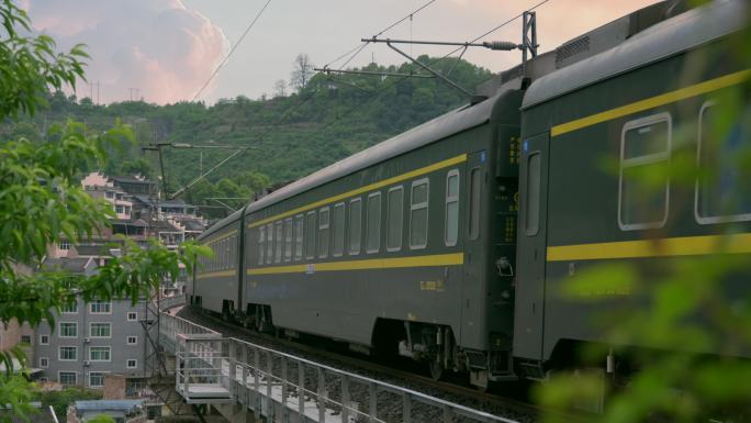 夕阳时绿皮火车、火车驶过长镜头