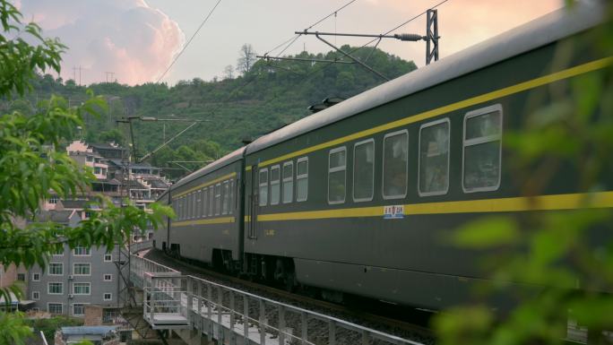 日落时绿皮火车、火车驶过长镜头