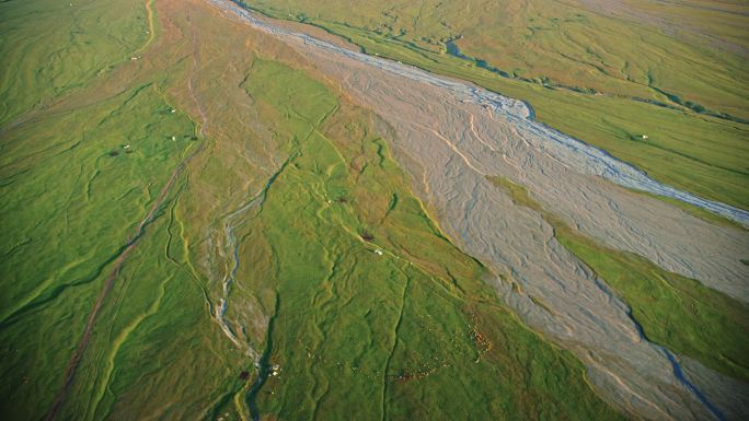 直升机航拍新疆赛里木湖辫状水系
