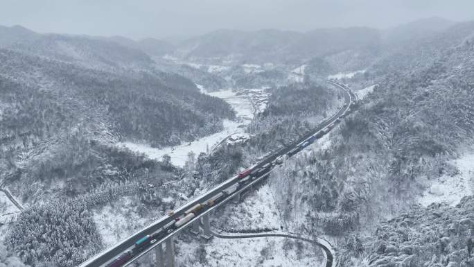 下雪天拥堵的高速公路