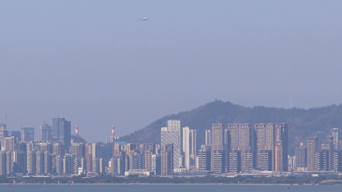 顺丰航空波音747从深圳湾上空飞过