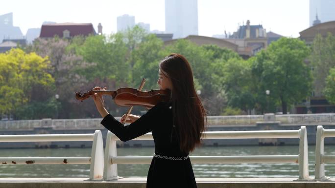 唯美镜头小提琴家海河边演奏高级感镜头