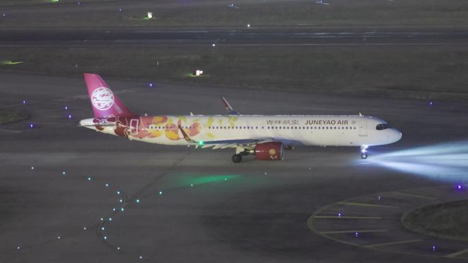 吉祥航空A321彩绘飞机夜晚滑行