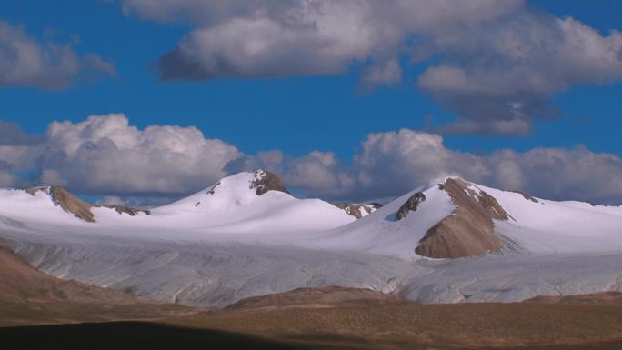 唐古拉山口雪山 高原铁路线 雪山列车