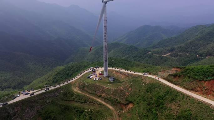 自驾游高山骑行摩托车骑手