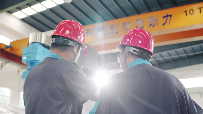 工人指挥 巡视  工厂生产