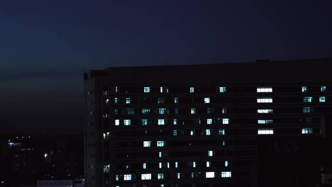 夜晚城市大楼蓝调车流孤独感电影感