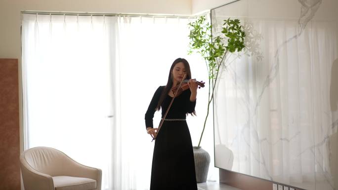 小提琴家样板间客厅演奏高级感镜头