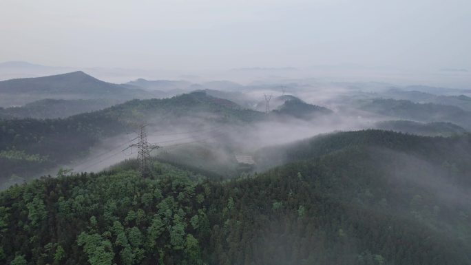 云雾中的高压电塔