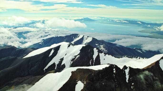 直升机航拍新疆伊利赛里木湖雪山