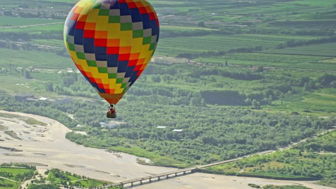 直升机航拍新疆特克斯八卦城热气球