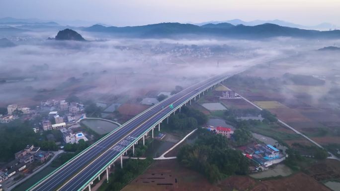 清晨高速公路云雾