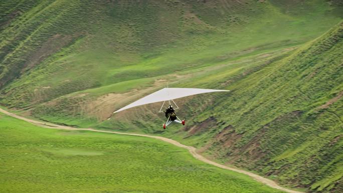 直升机航拍新疆巴音布鲁克滑翔伞飞行