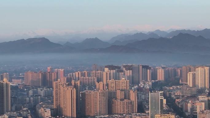 绵阳市江油市雪山下的城市