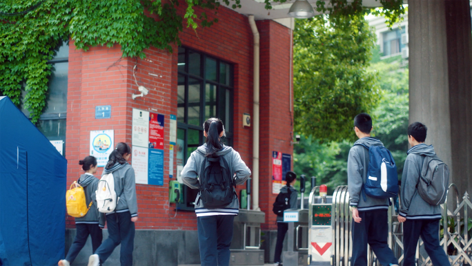 上学进校门中学生上学