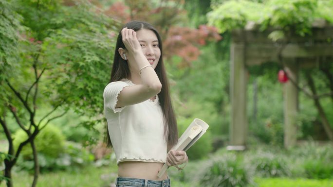 大学生美女看书夏日夏天阳光读书学习学校