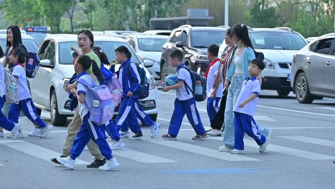 晚高峰小学生过马路