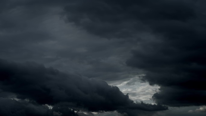 乌云滚动 雷雨将至