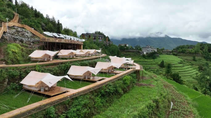 环绕航拍梯田茶山露营地高清