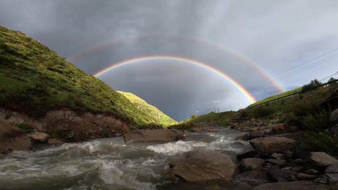 川西青藏高原山谷溪流双彩虹