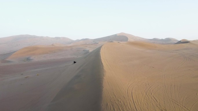 沙漠 黄沙 山丘 丘壑 驱车穿梭沙漠