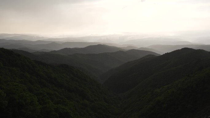 山脉下雨