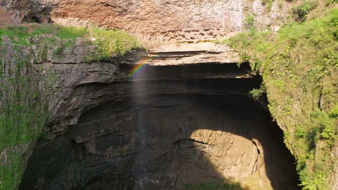 航拍+穿越机乐山硝岩洞 有彩虹