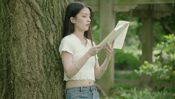 大学生美女看书夏日夏天阳光读书学习学校