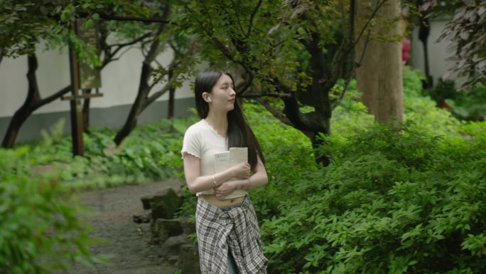 大学生美女看书夏日夏天阳光读书学习学校