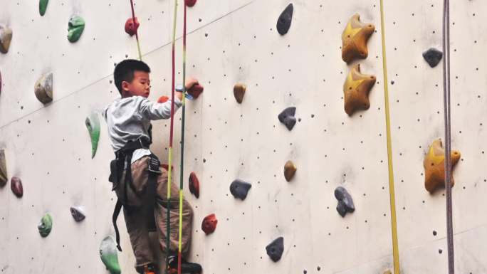 小孩攀岩 励志儿童攀岩运动 室外攀岩攀登