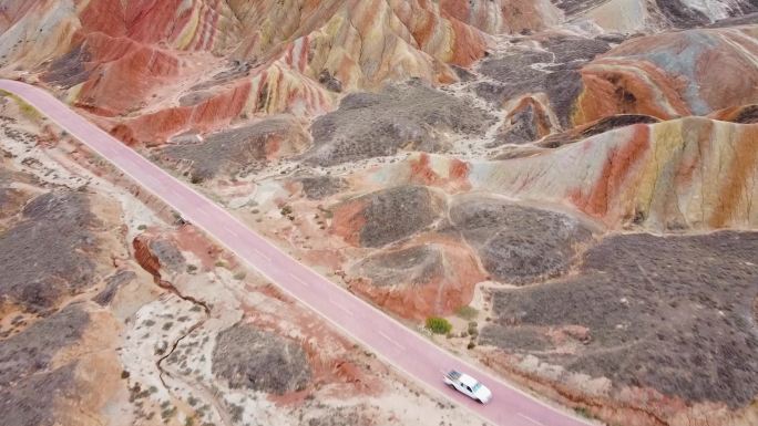 群山 山丘 彩色山 行驶 丹霞大自然地理