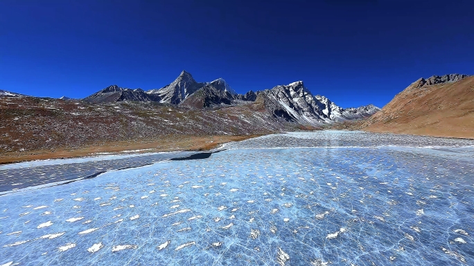 穿越机航拍西藏雪山湖泊冰面