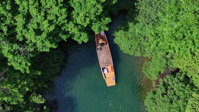 西湖的摇橹船在小河道里从乌龟潭驶向御湖湾