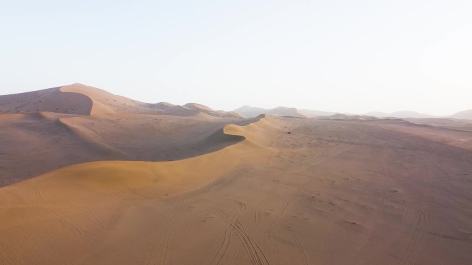 沙漠 黄沙 山丘 丘壑 驱车穿梭沙漠营地