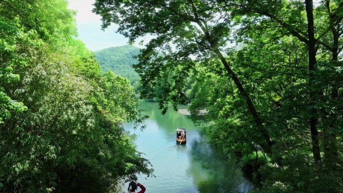 西湖的摇橹船在小河道里从乌龟潭驶向御湖湾