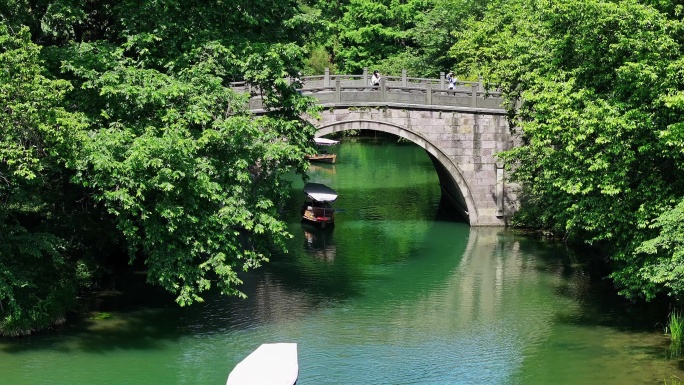 西湖的摇橹船在小河道里从乌龟潭驶向御湖湾