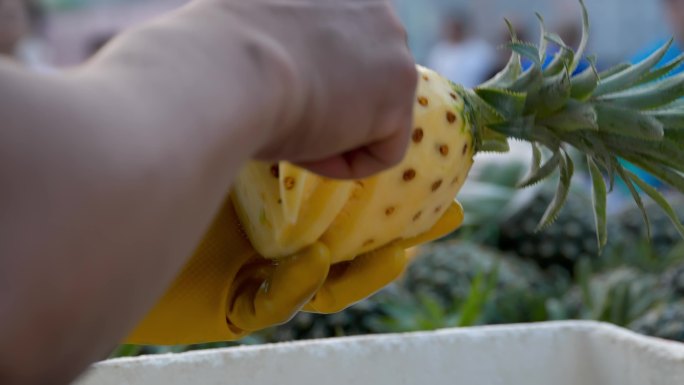 路边水果商贩，削菠萝，芒果，榴莲，柑橘