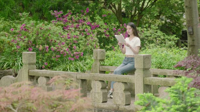 大学校园看书学习青春女孩阳光公园树林