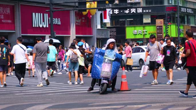 城市夏天暑假酷暑高温炎热街道行人过马路人