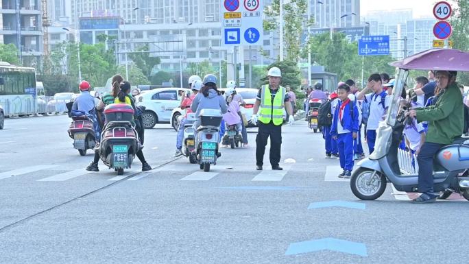 放学路口等待红绿灯过马路的小学生